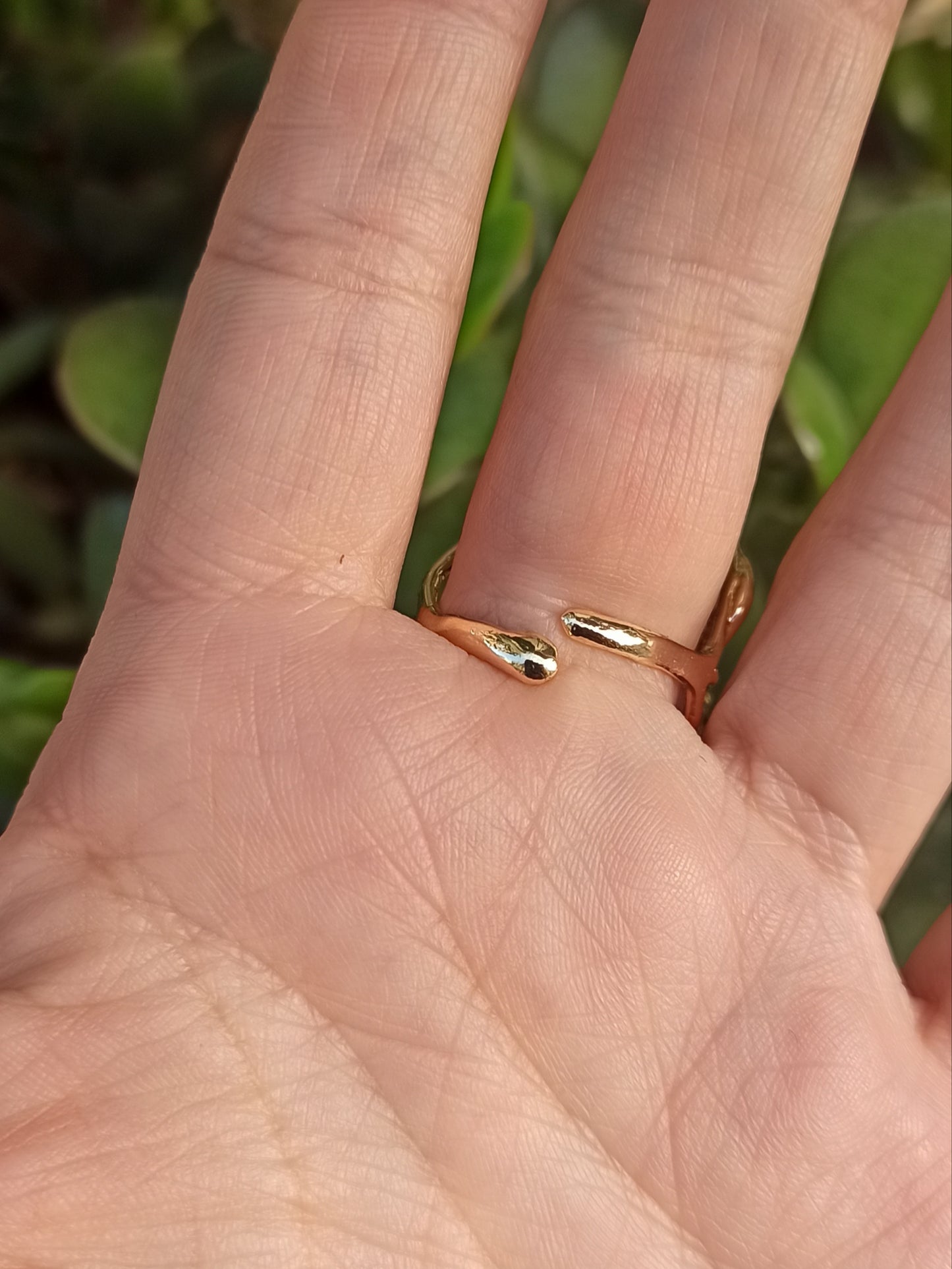 Golden ring with 3 opaque antique pink stones and veins