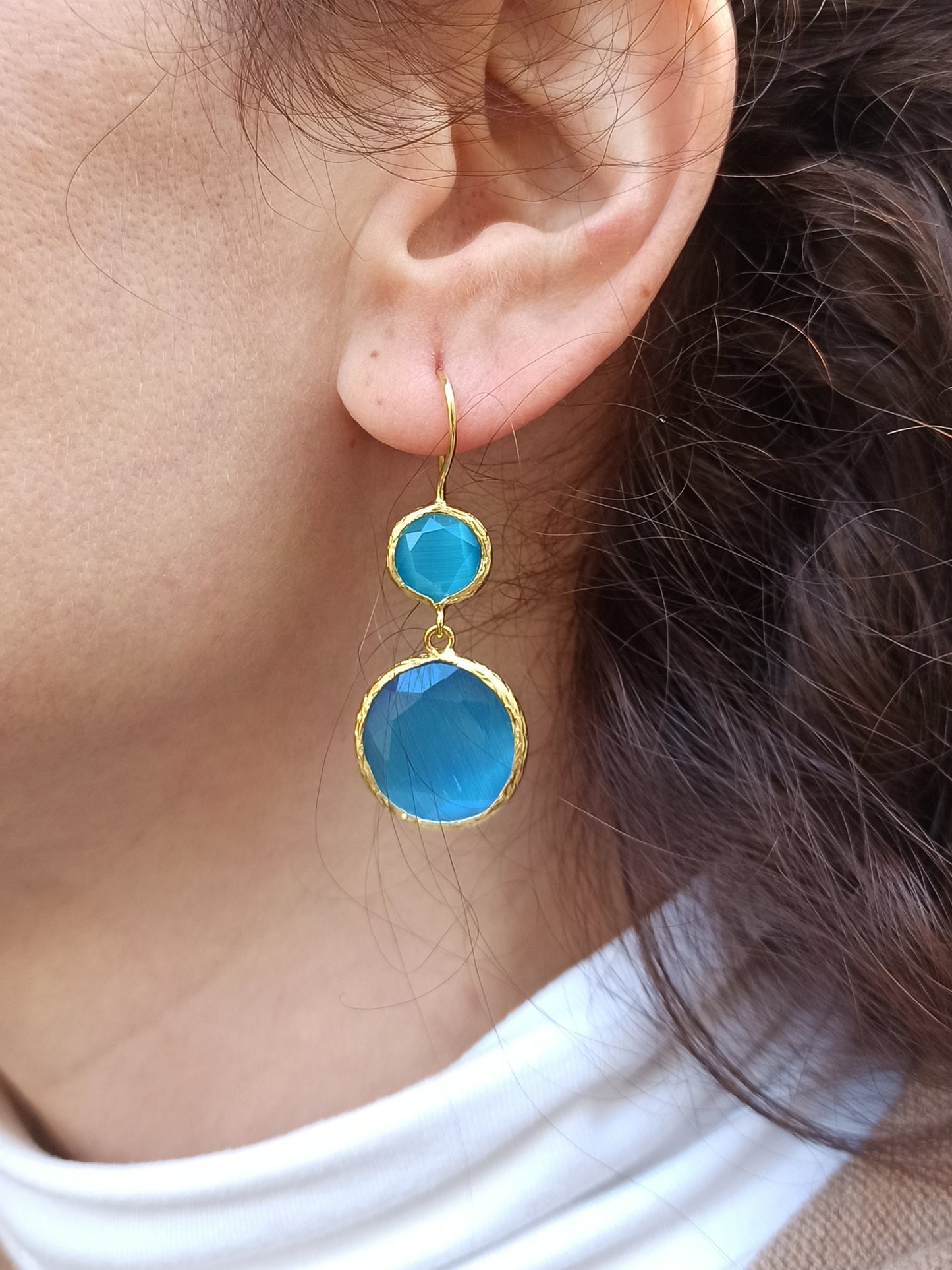 Earrings with 2 light blue stones