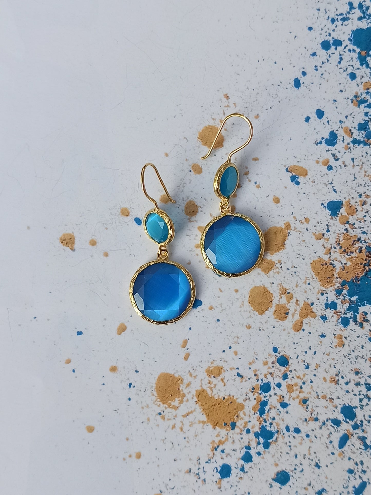 Earrings with 2 light blue stones