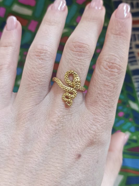 Kleiner goldener Schlangen-Boho-Ring mit gekräuseltem Schwanz