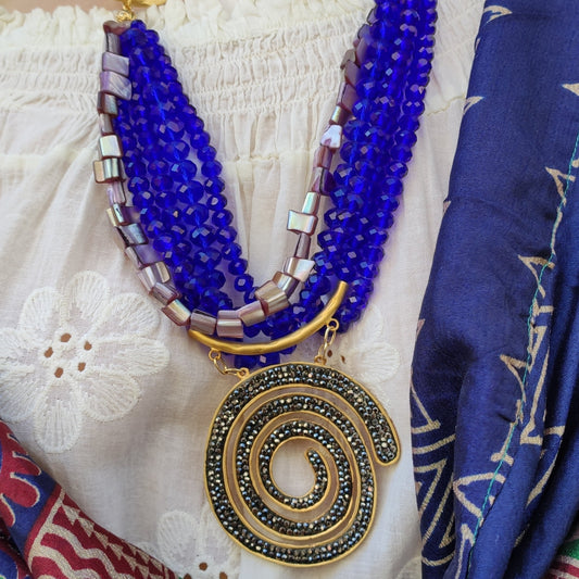 Blaue Halskette mit Anhänger