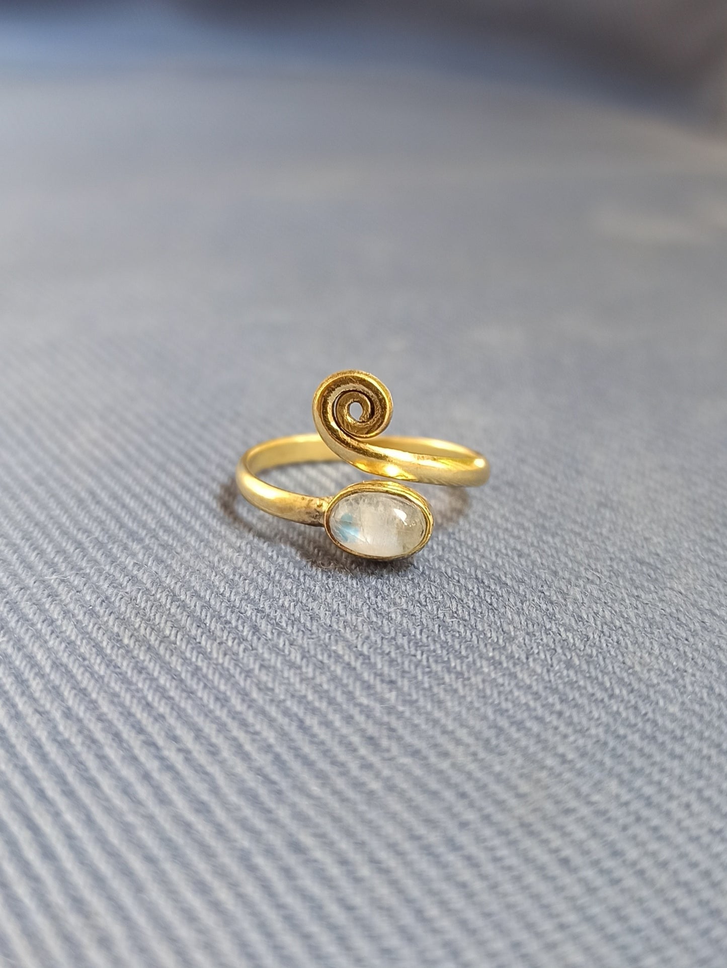 Anello boho dorato virgola