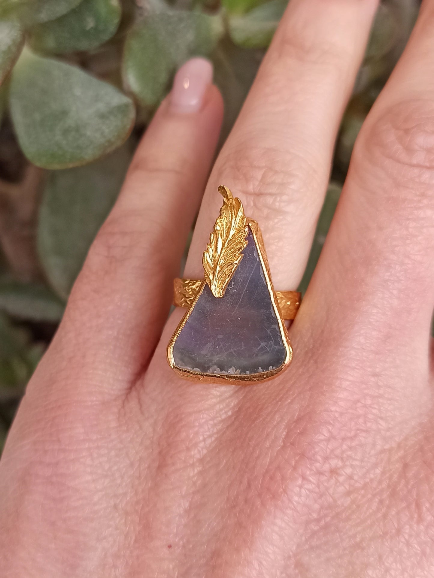 Lilac leaf agate golden ring