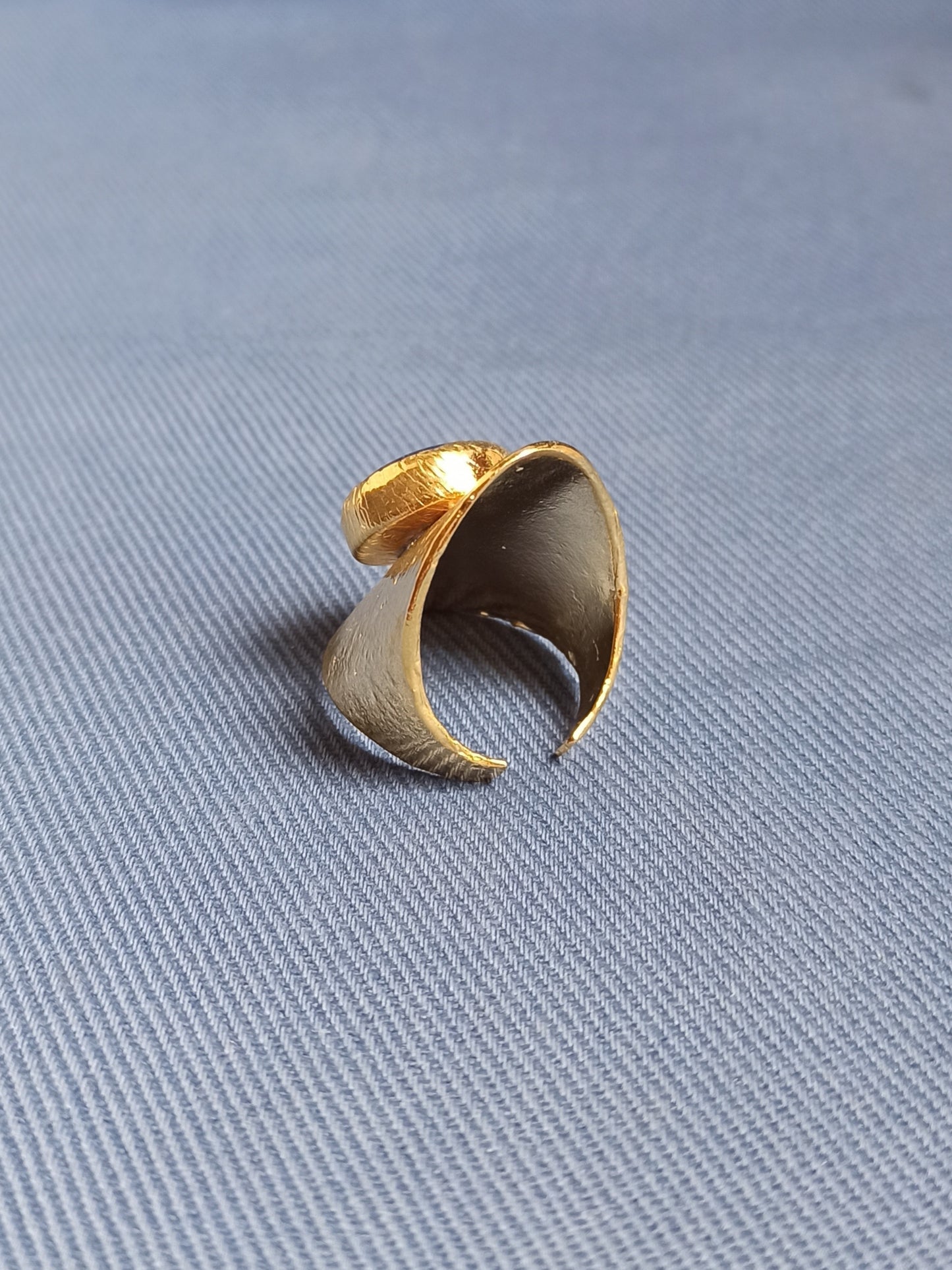 Golden ring with smooth wisteria band