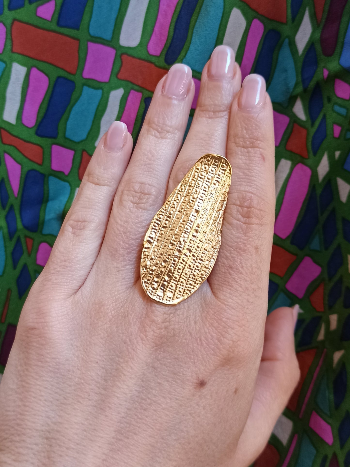 Goldener Ring mit gezahnter Kopfplatte