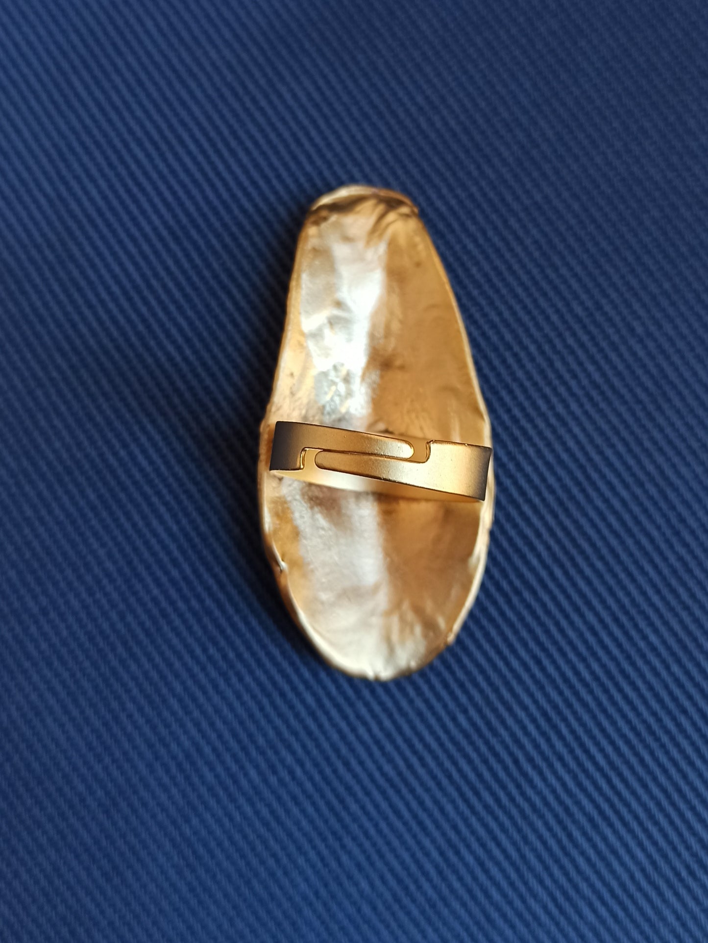 Goldener Ring mit gezahnter Kopfplatte