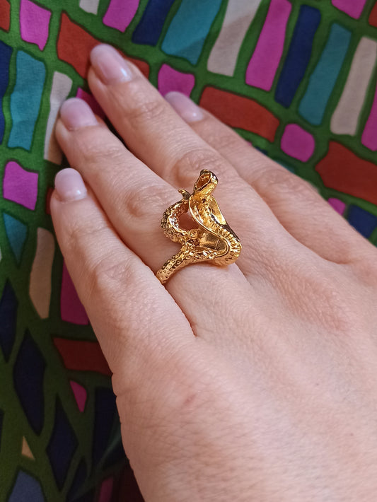 Cobra golden ring with tail