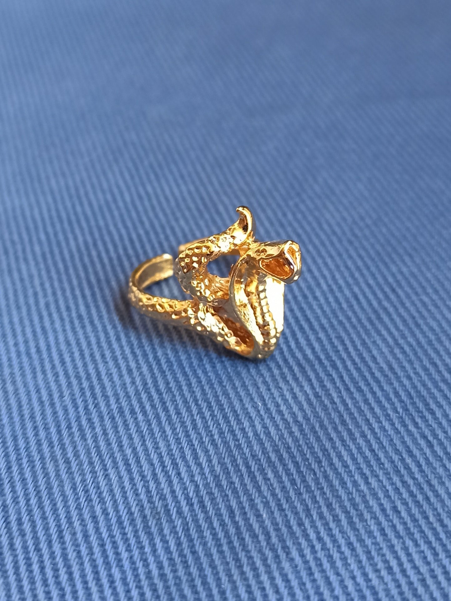 Cobra golden ring with tail