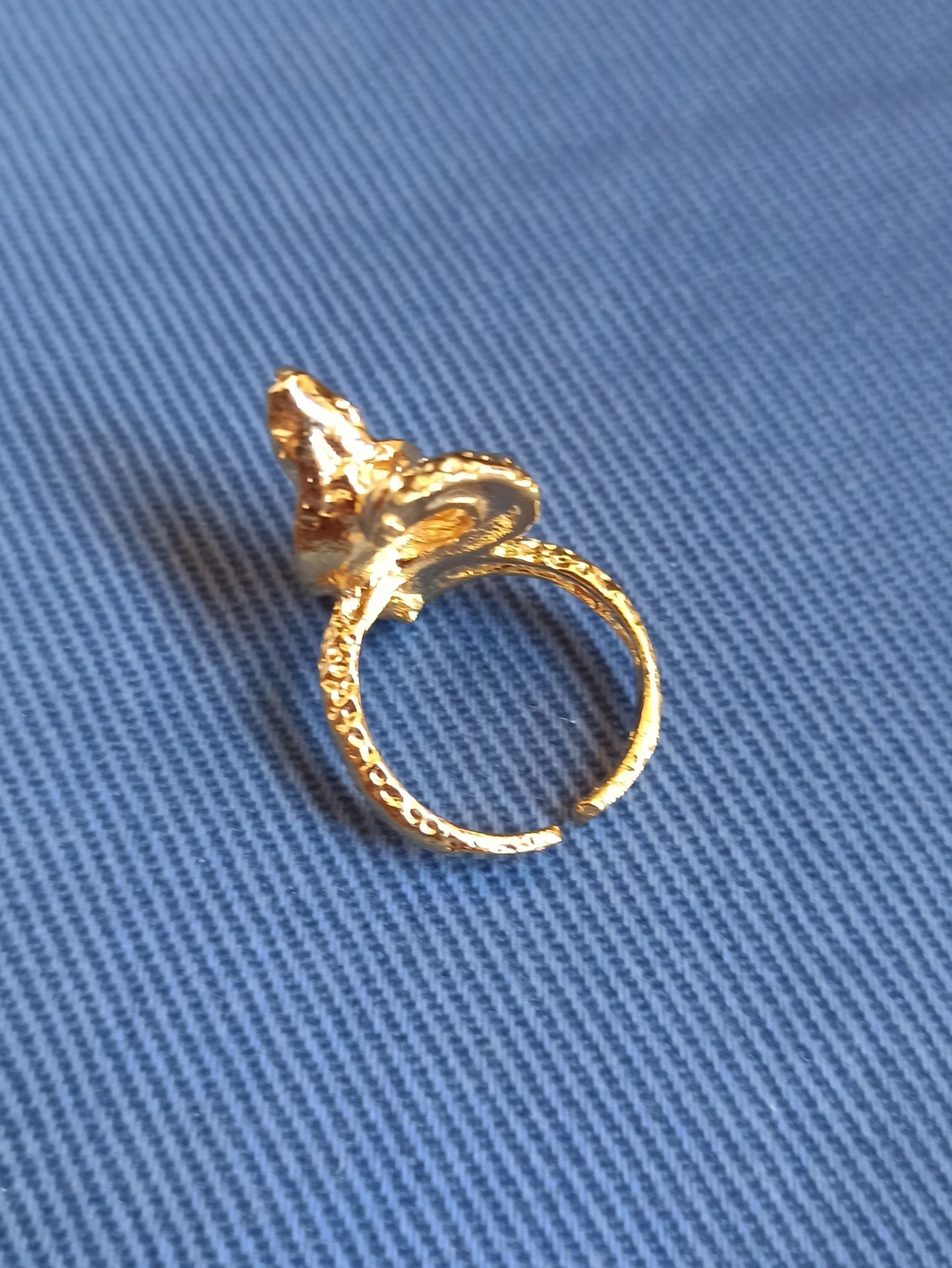 Cobra golden ring with tail