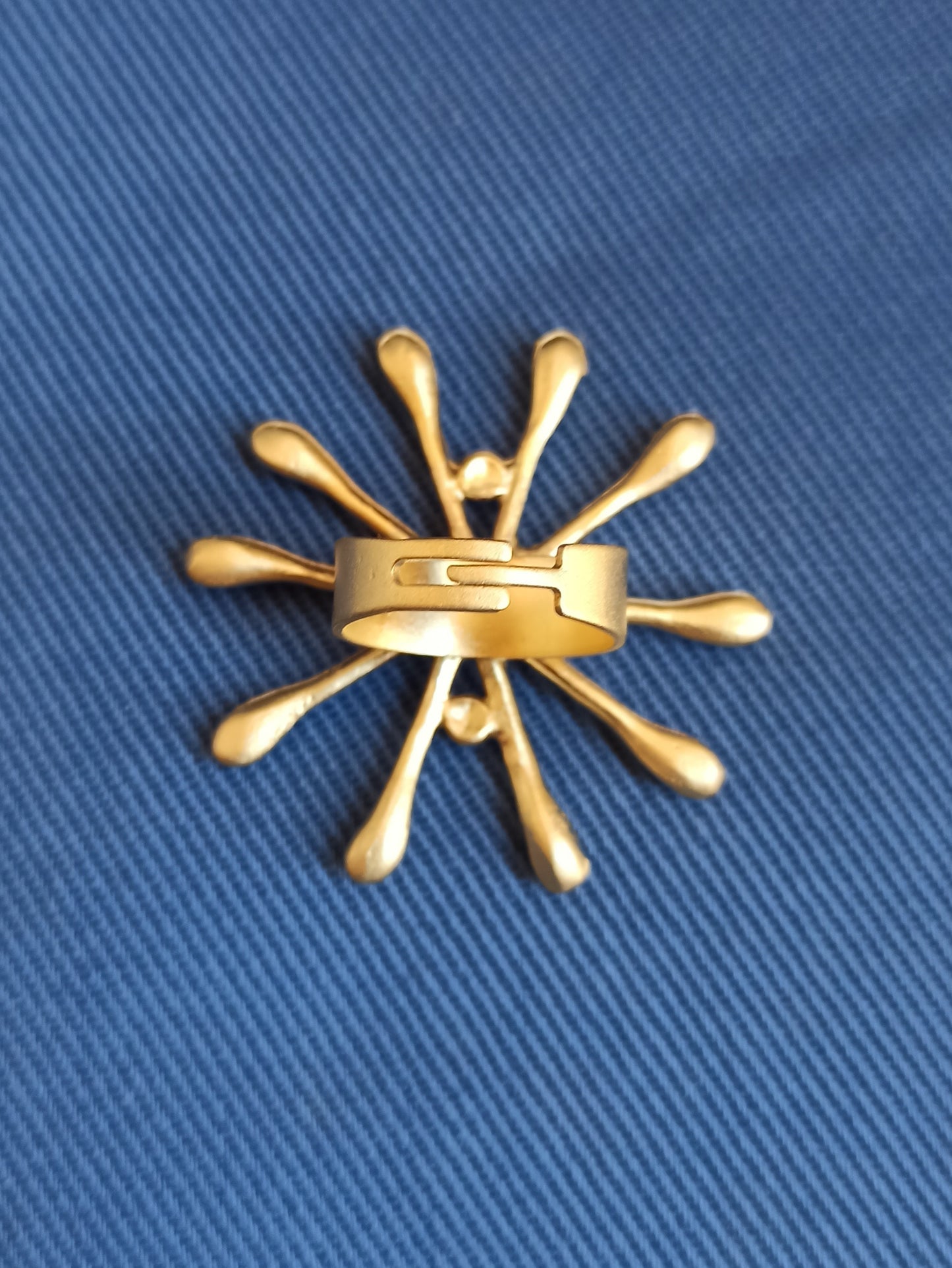 Golden spokes ring