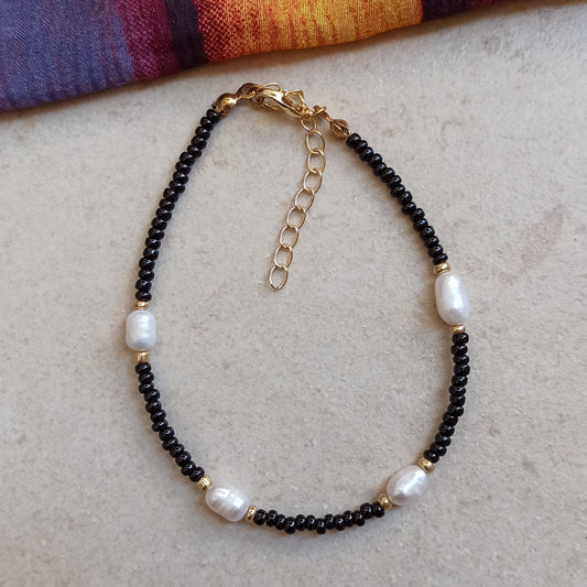 Anklet with black beads + freshwater pearls