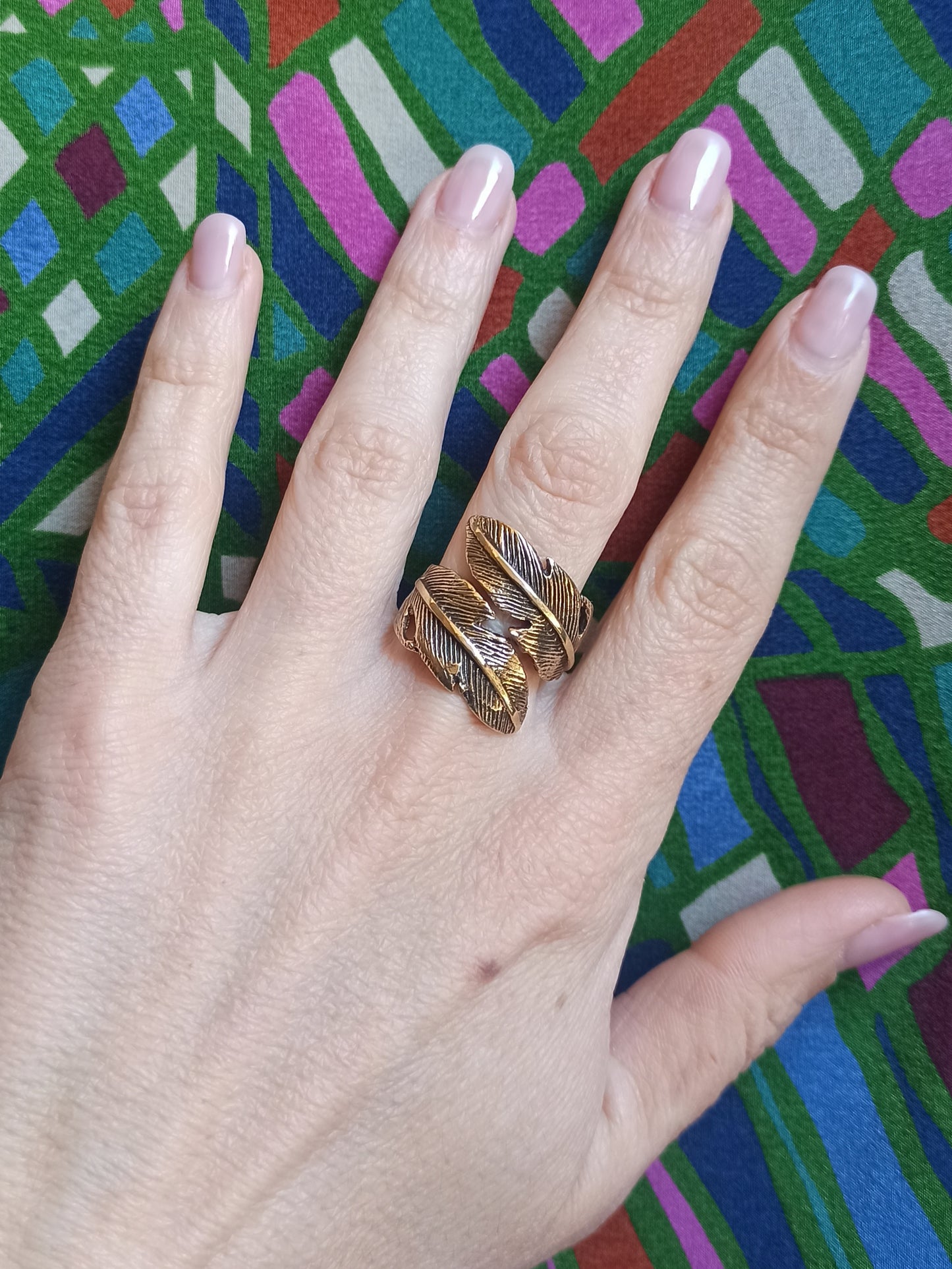 Goldener Boho-Ring mit zwei Federn