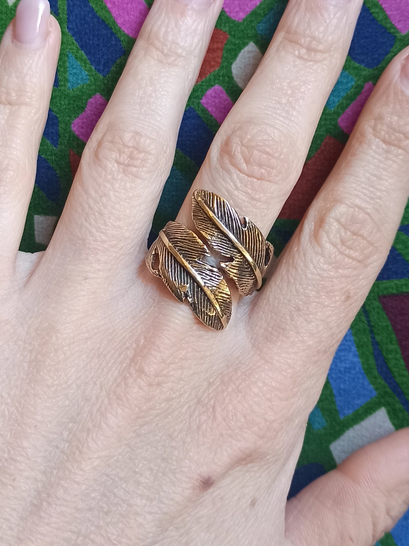 Goldener Boho-Ring mit zwei Federn