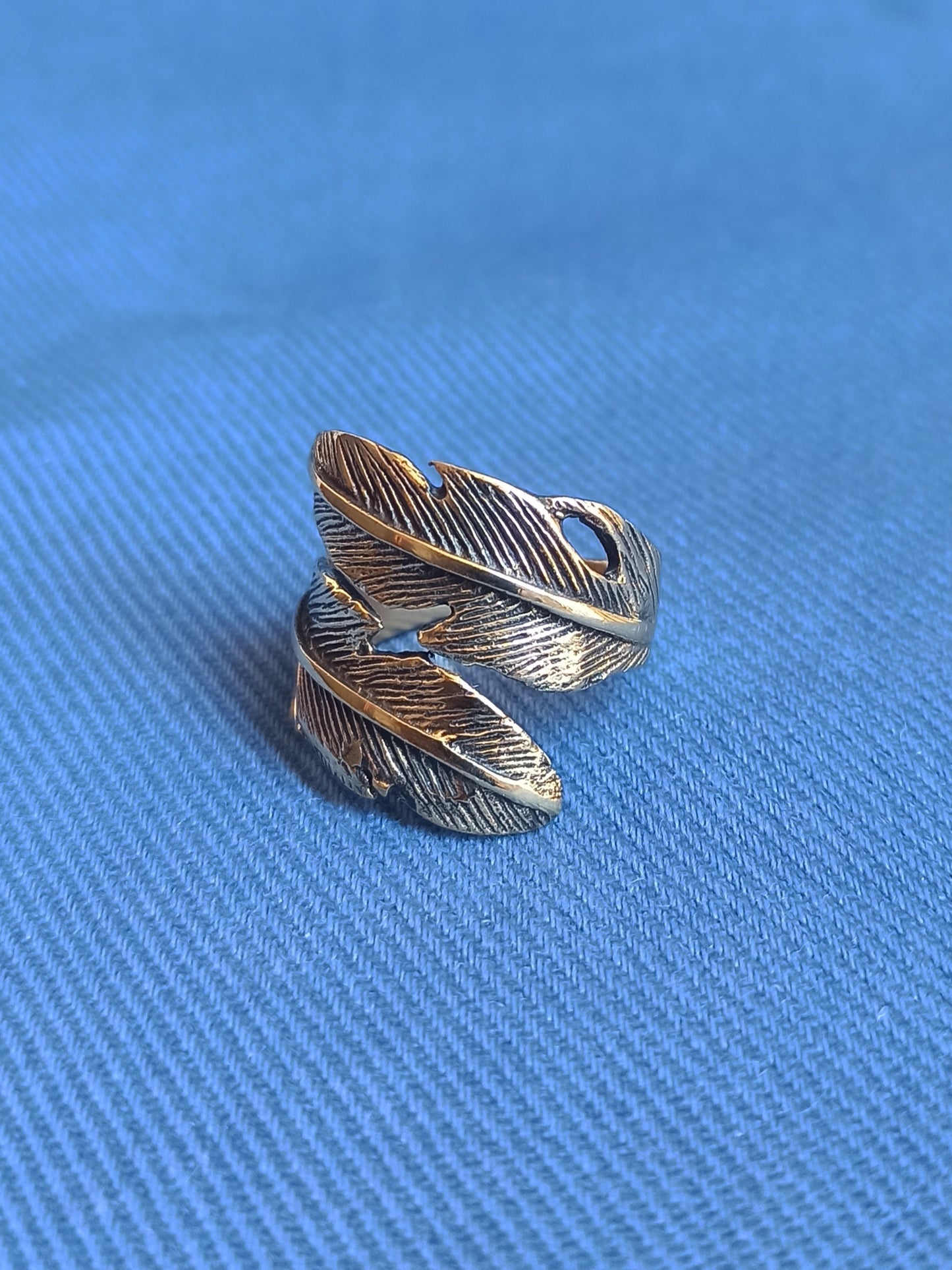 Goldener Boho-Ring mit zwei Federn