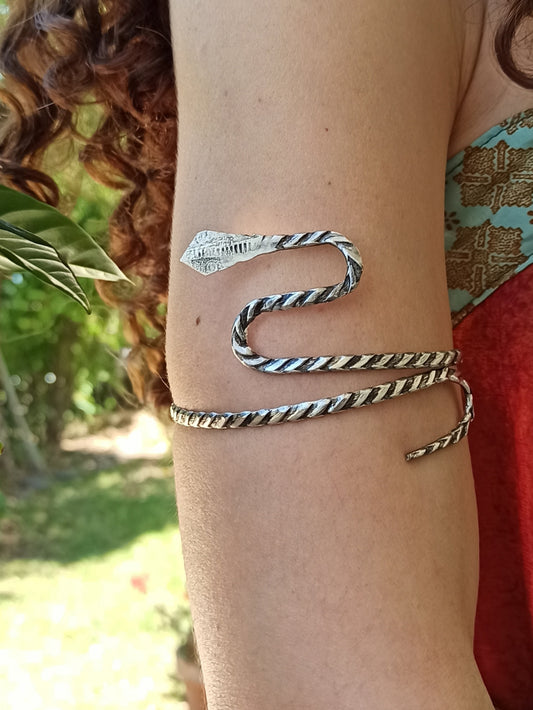 Silbernes, gestreiftes Schlangenarmband