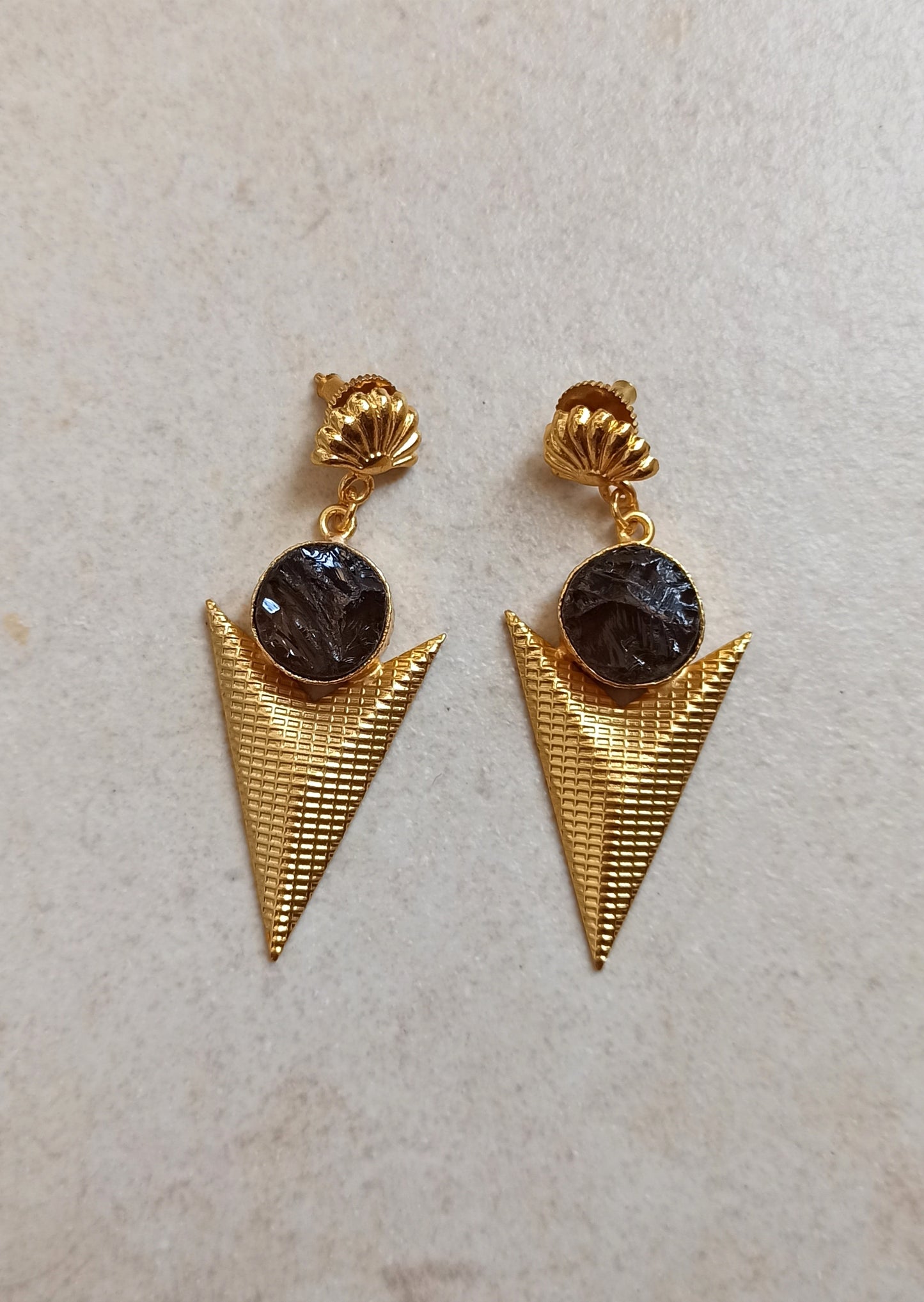 Golden shell earrings with black stone