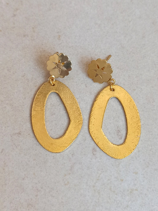 Golden daisy earrings