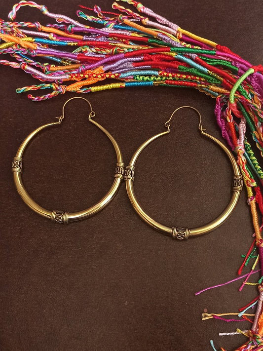 Goldene Boho-Ohrringe mit riesigen Stammeskreisen