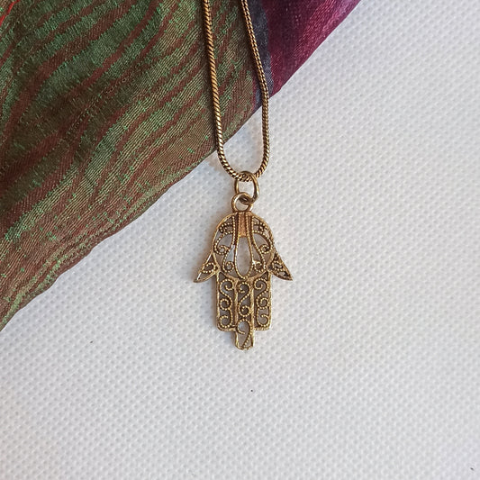 Golden necklace with hand of fatima pendant