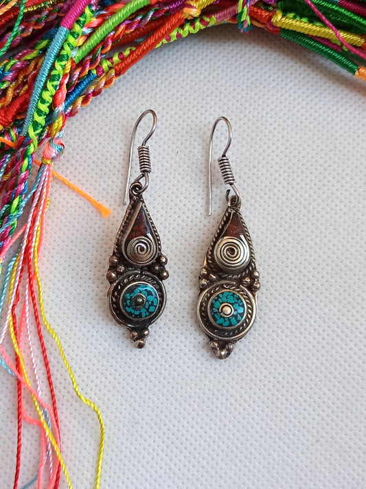 Vintage nepalesische Spiralohrringe in Rot und Türkis