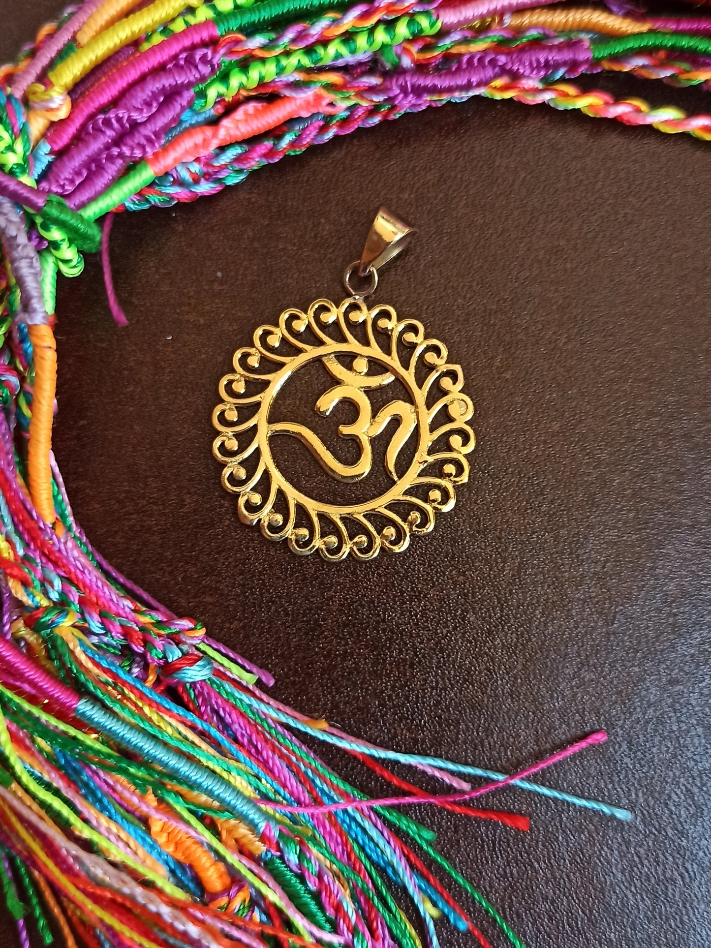 Golden necklace with ohm pendant and lace