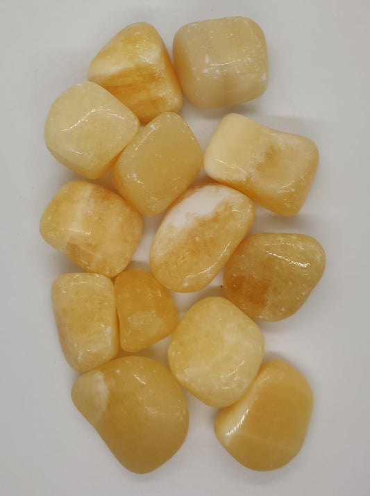 Oranger Calcit getrommelter einzelner mineralischer Hartstein