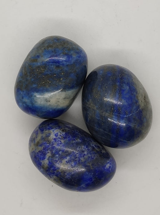 Lapislazuli, einzelnes Mineral, getrommelter Hartstein