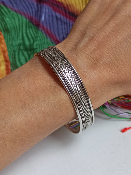 1cm silver bangle bracelet with oblique band