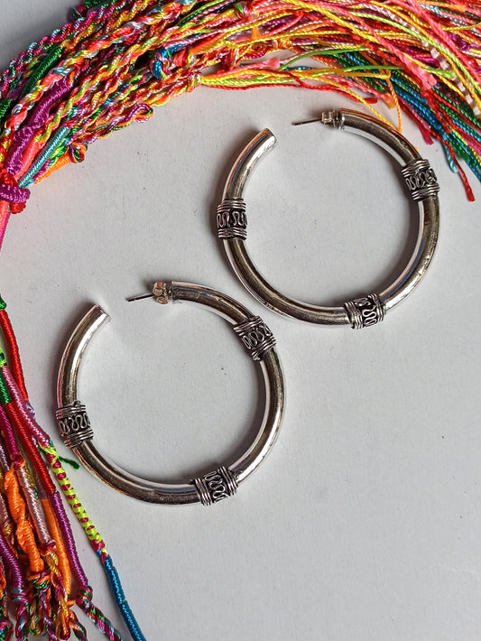 Silberne Boho-Ohrringe mit großen Stammeskreisen und Schmetterling