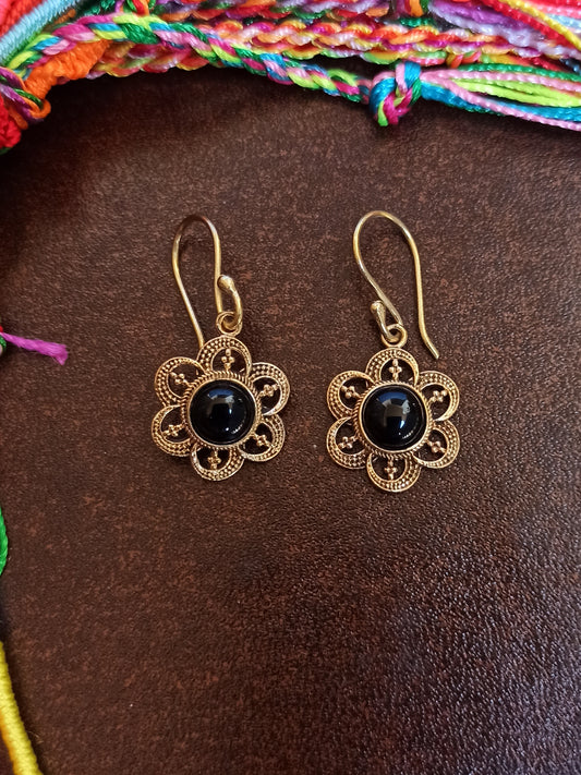 Goldene Onyx-Blumen-Boho-Ohrringe