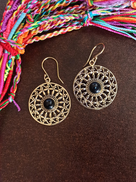 Goldene Onyx-Schild-Boho-Ohrringe