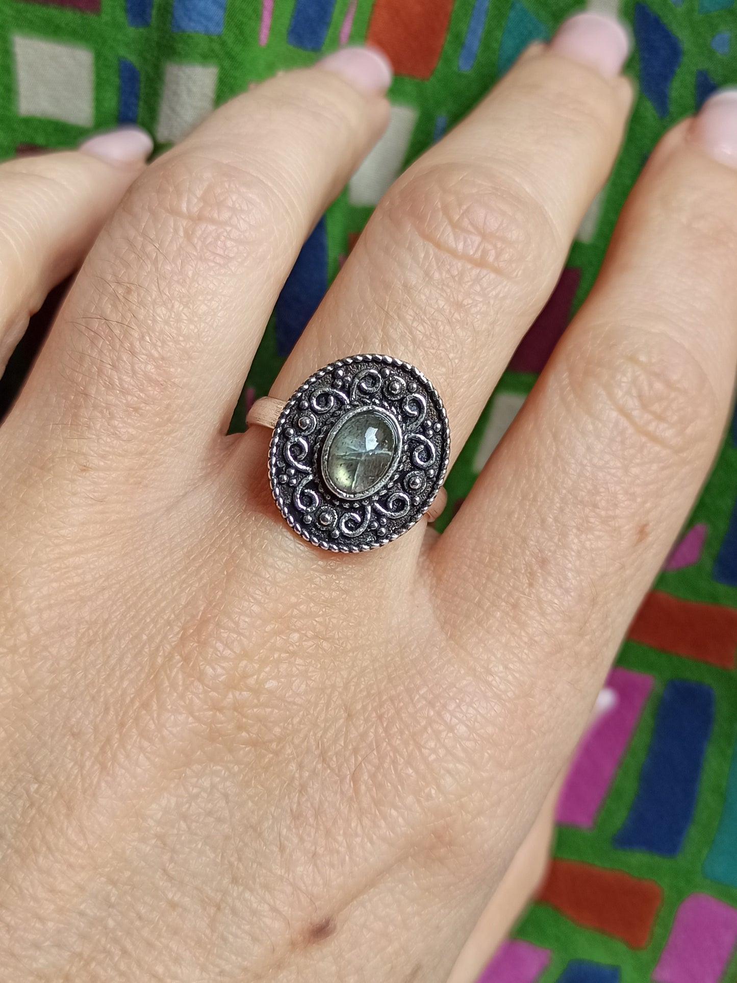 Anello boho argentato ovale lavorato