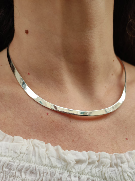 Rigid smooth 925 silver collar