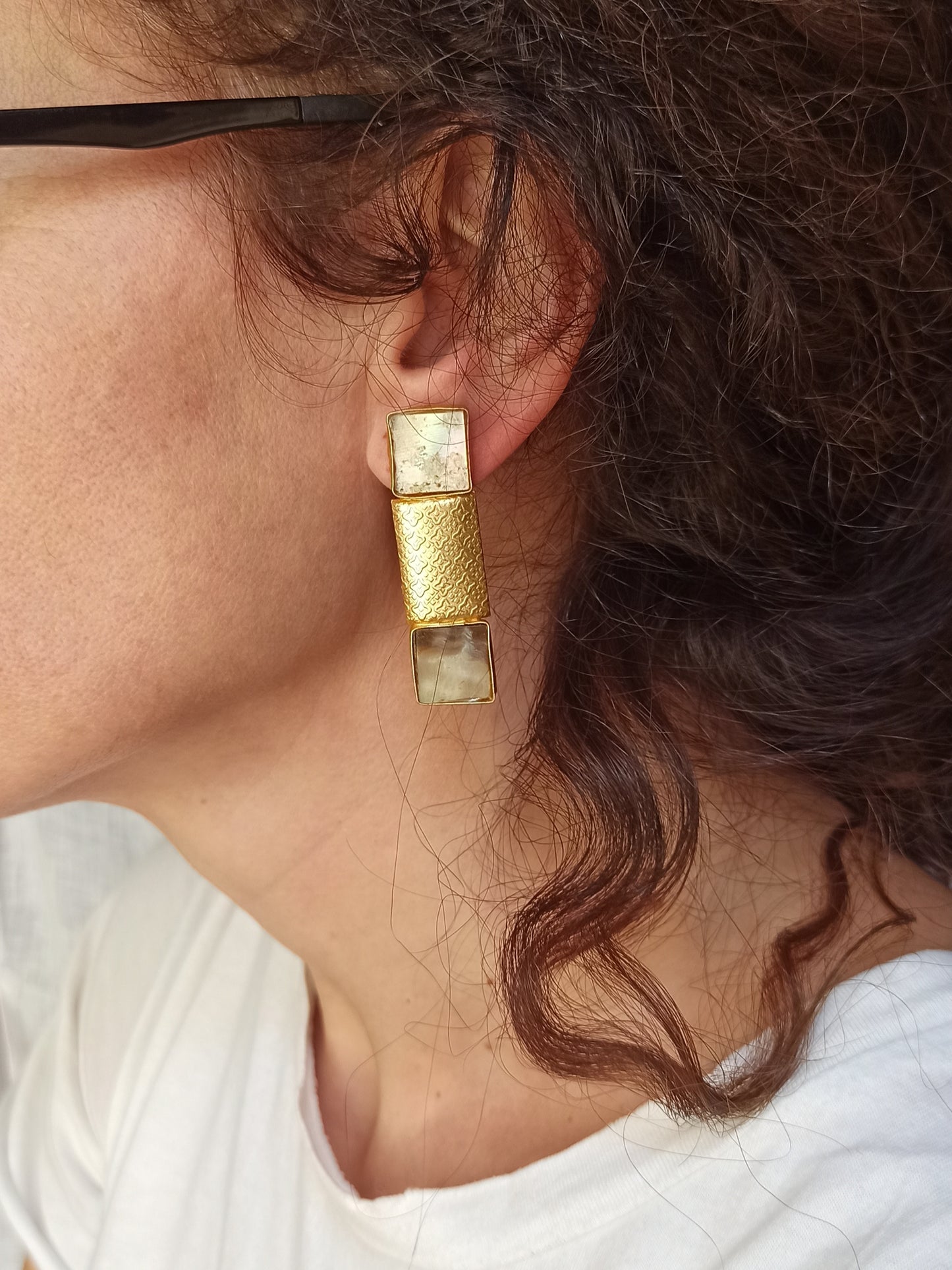 Golden mother-of-pearl lobe earrings