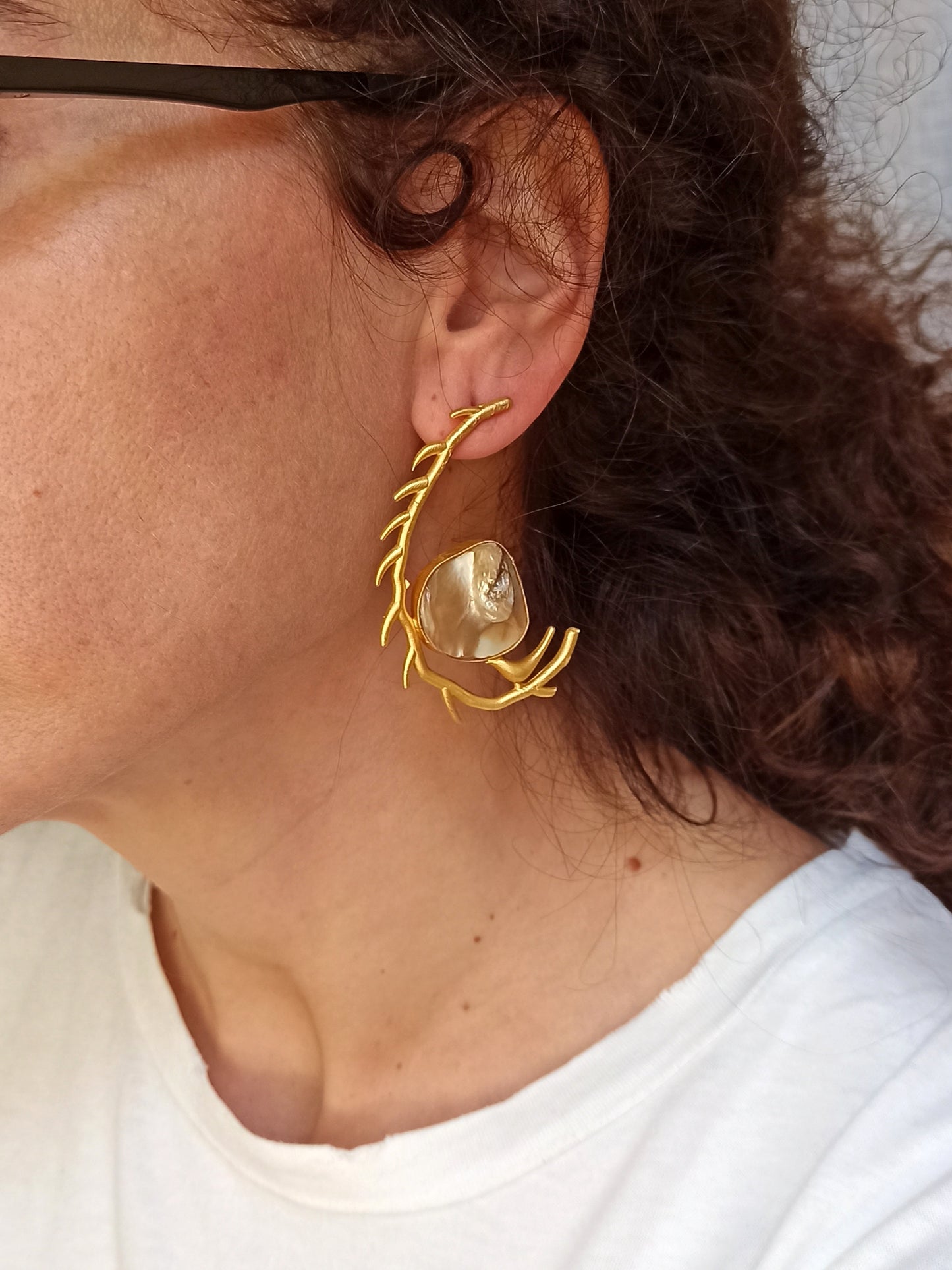 Stylized mother of pearl golden earrings