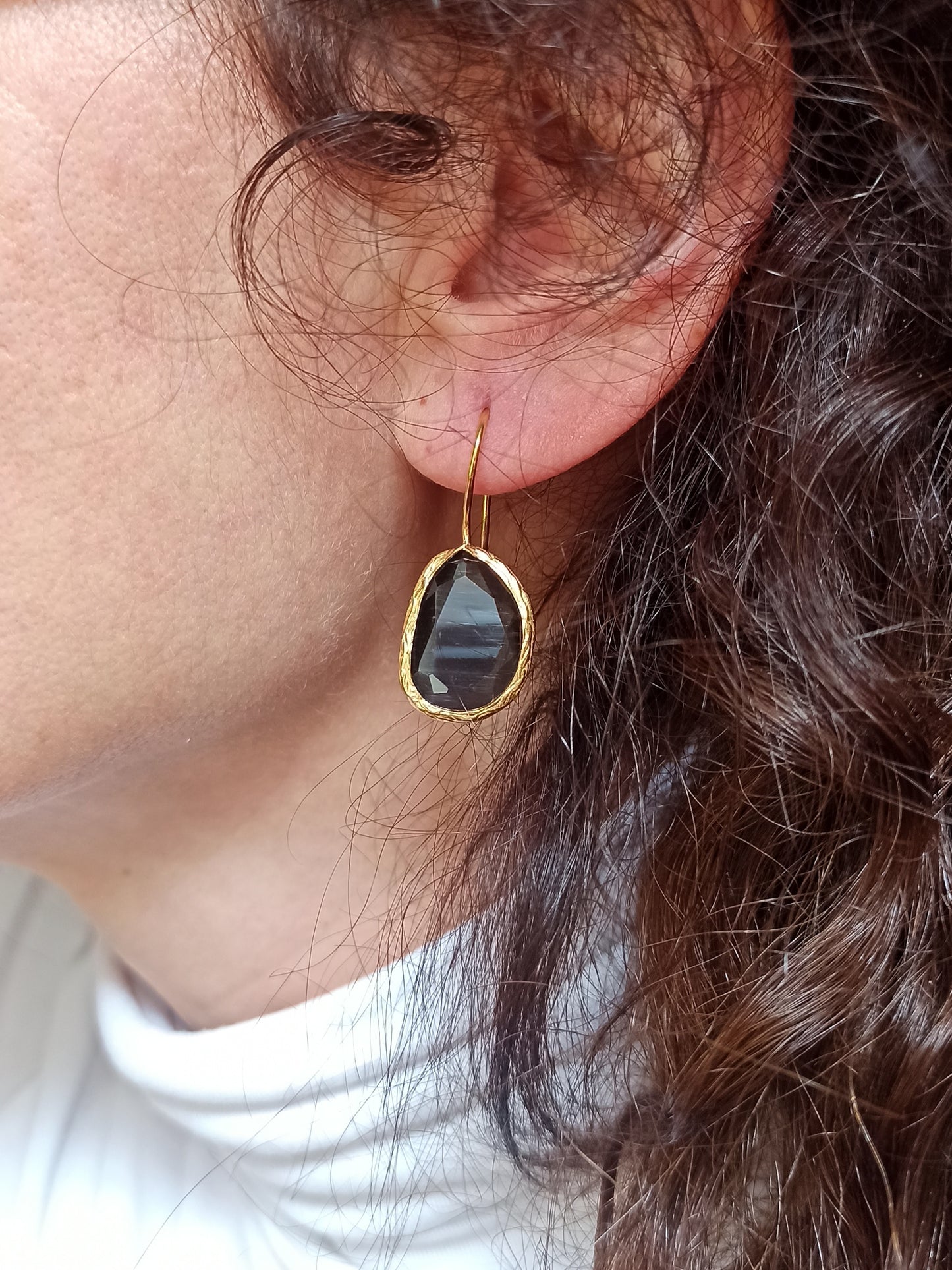 Black medium drop stone earrings