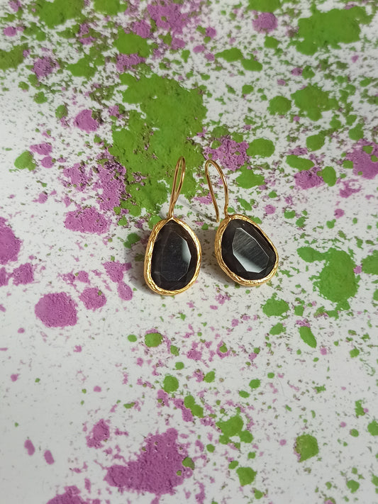 Black medium drop stone earrings