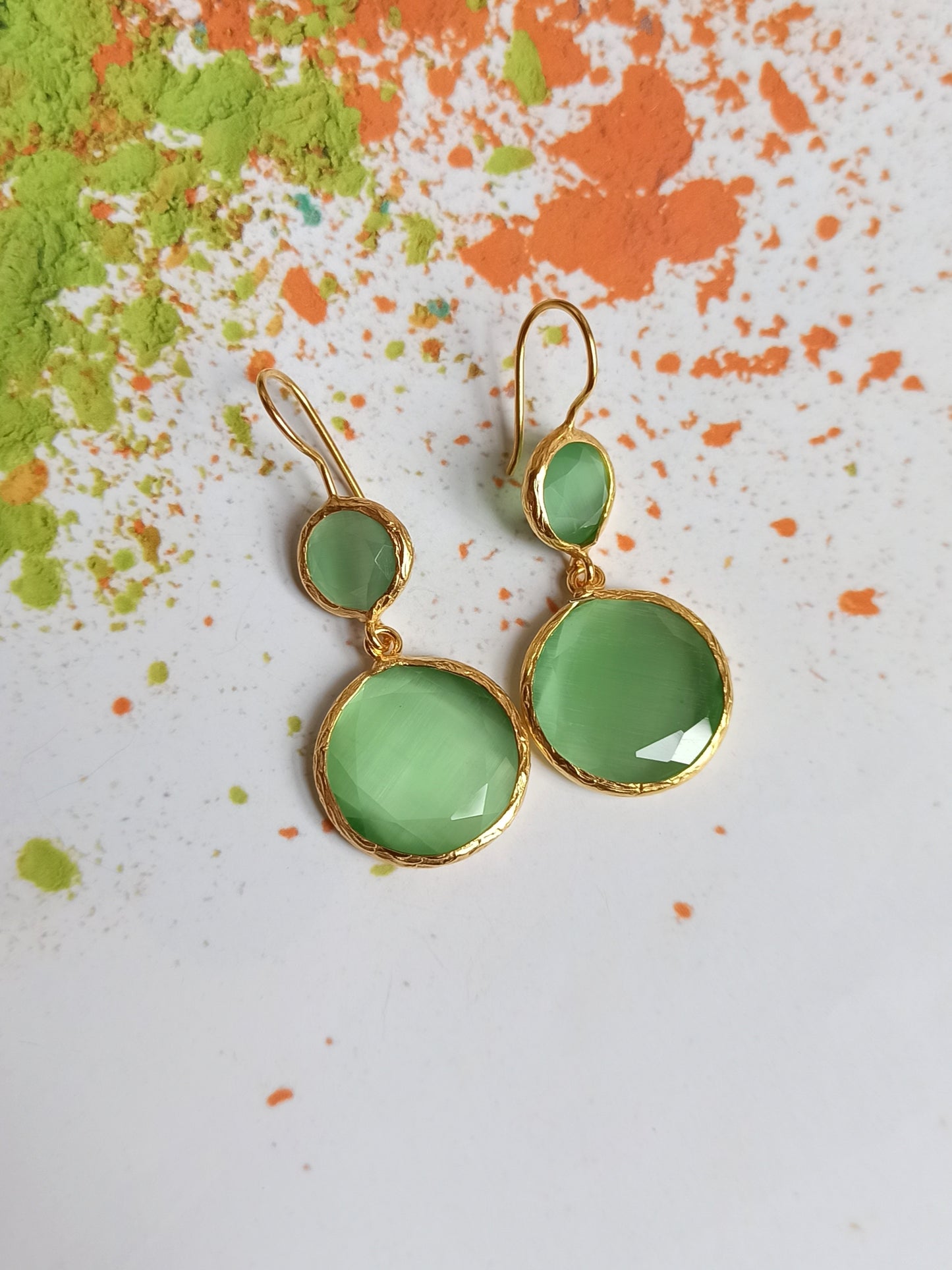 Orecchini in argento rosa con piastra incisa verde e zirconi. - La Morella Orecchini in argento rosa con piastra incisa verde e zirconi. - La Morella