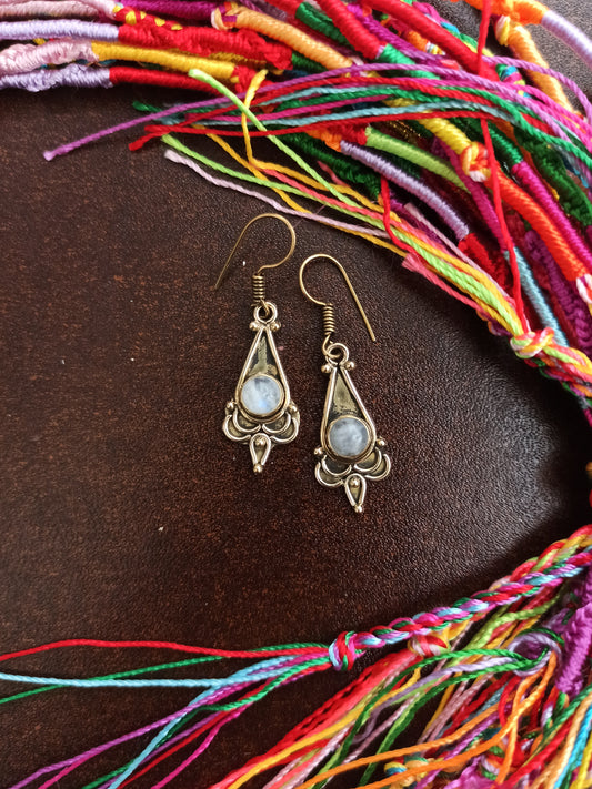 Goldene Boho-Mondstein-Lotus-Ohrringe